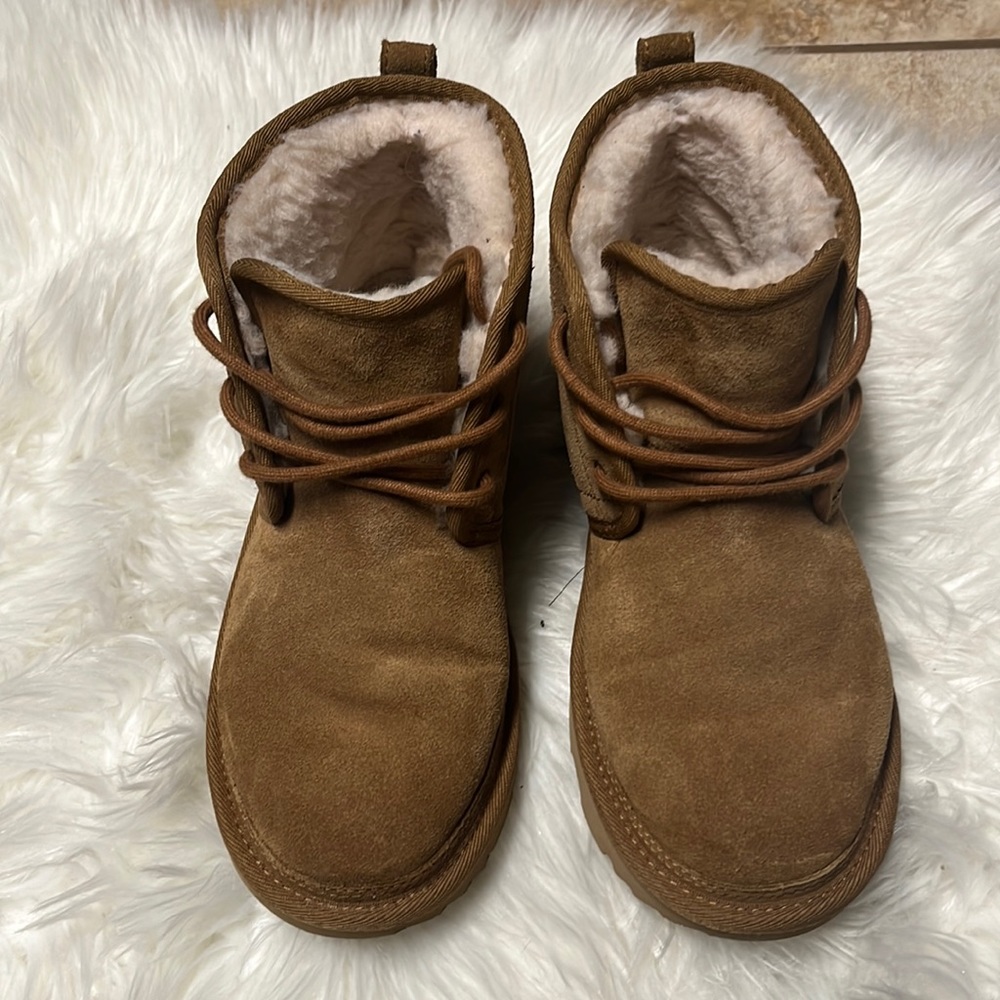 Khaki neumel Uggs size 6
